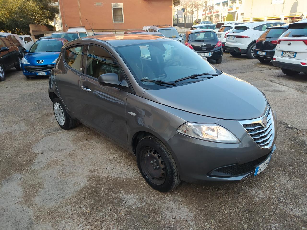 Lancia Ypsilon 0.9 TwinAir 85 CV 5 porte Metano Ecochic Silver Neopatentati