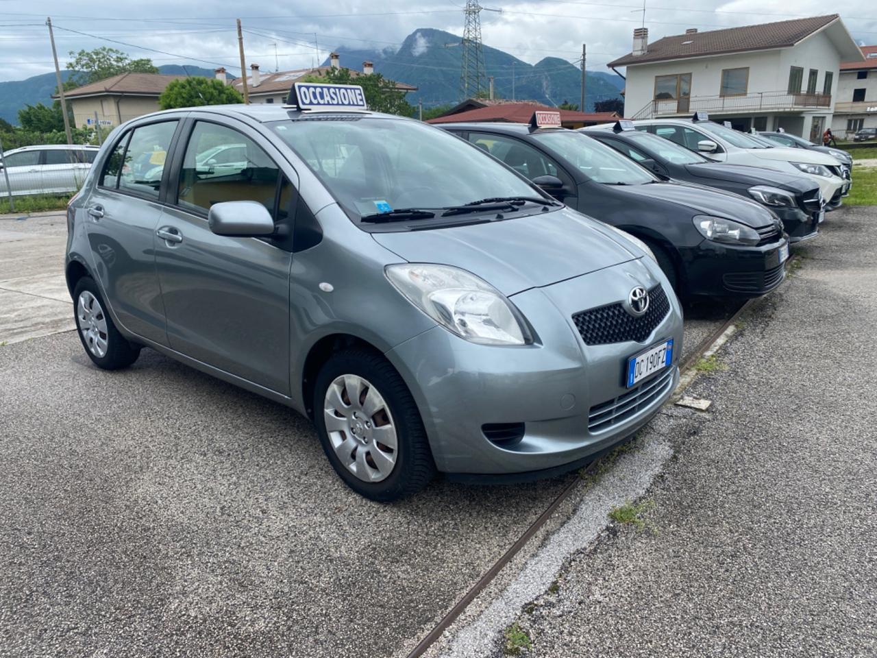 Toyota Yaris 1.0 5P per neo patentati