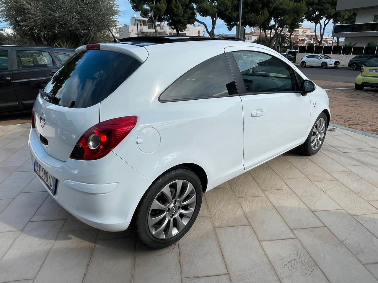 Opel Corsa 1.2 3 porte b-color