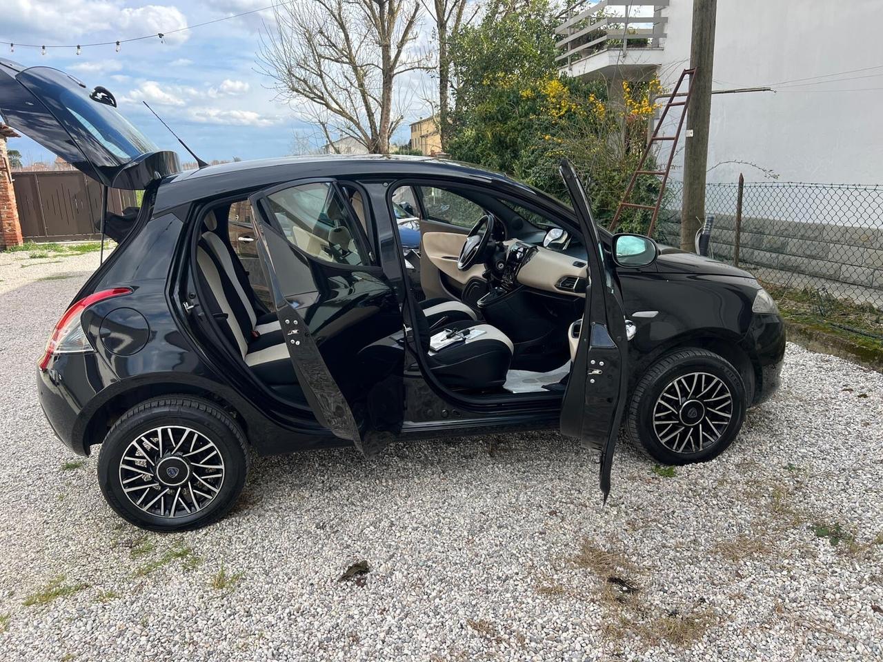 Lancia Ypsilon 0.9 TwinAir 85 CV 5 porte Metano Ecochic Elle