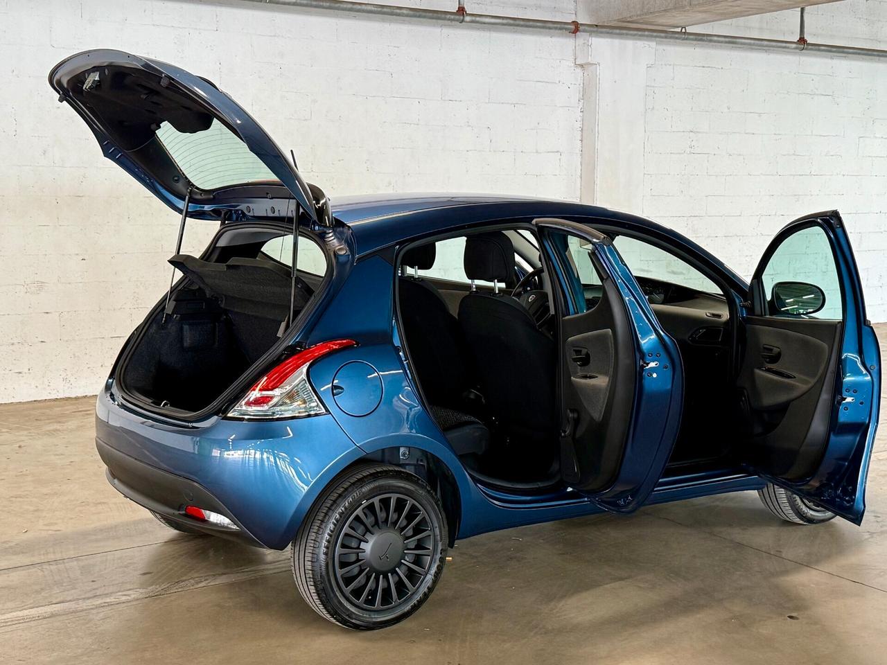 Lancia Ypsilon 1.0 FireFly 5 porte S&S Hybrid Silver
