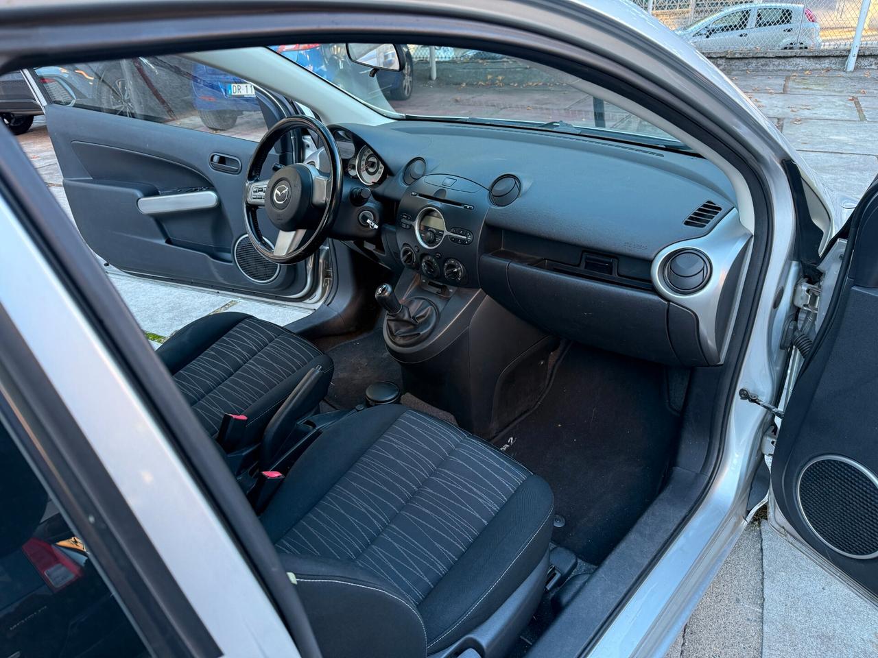 Mazda 2 1.4 play 3 porte ok per neopatentati