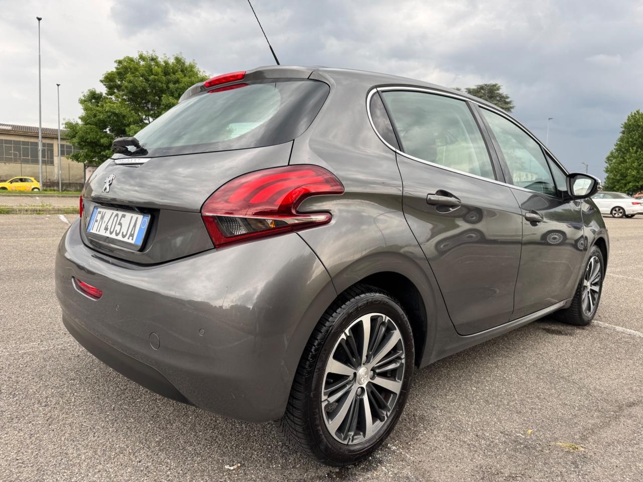 Peugeot 208 tagliandata cinghia nuova Neopatentati
