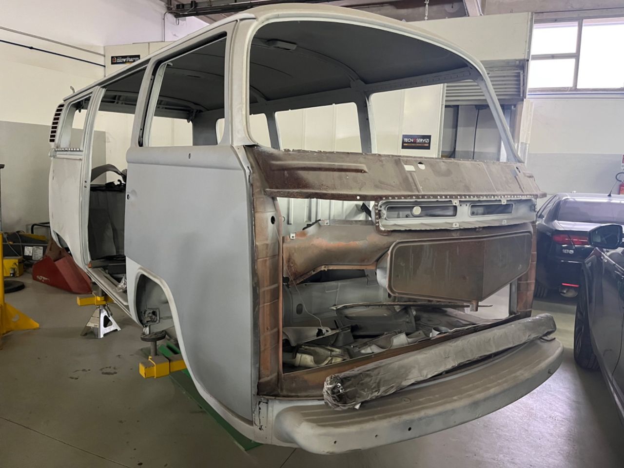 Volkswagen T2 Bus 9 posti da restauro