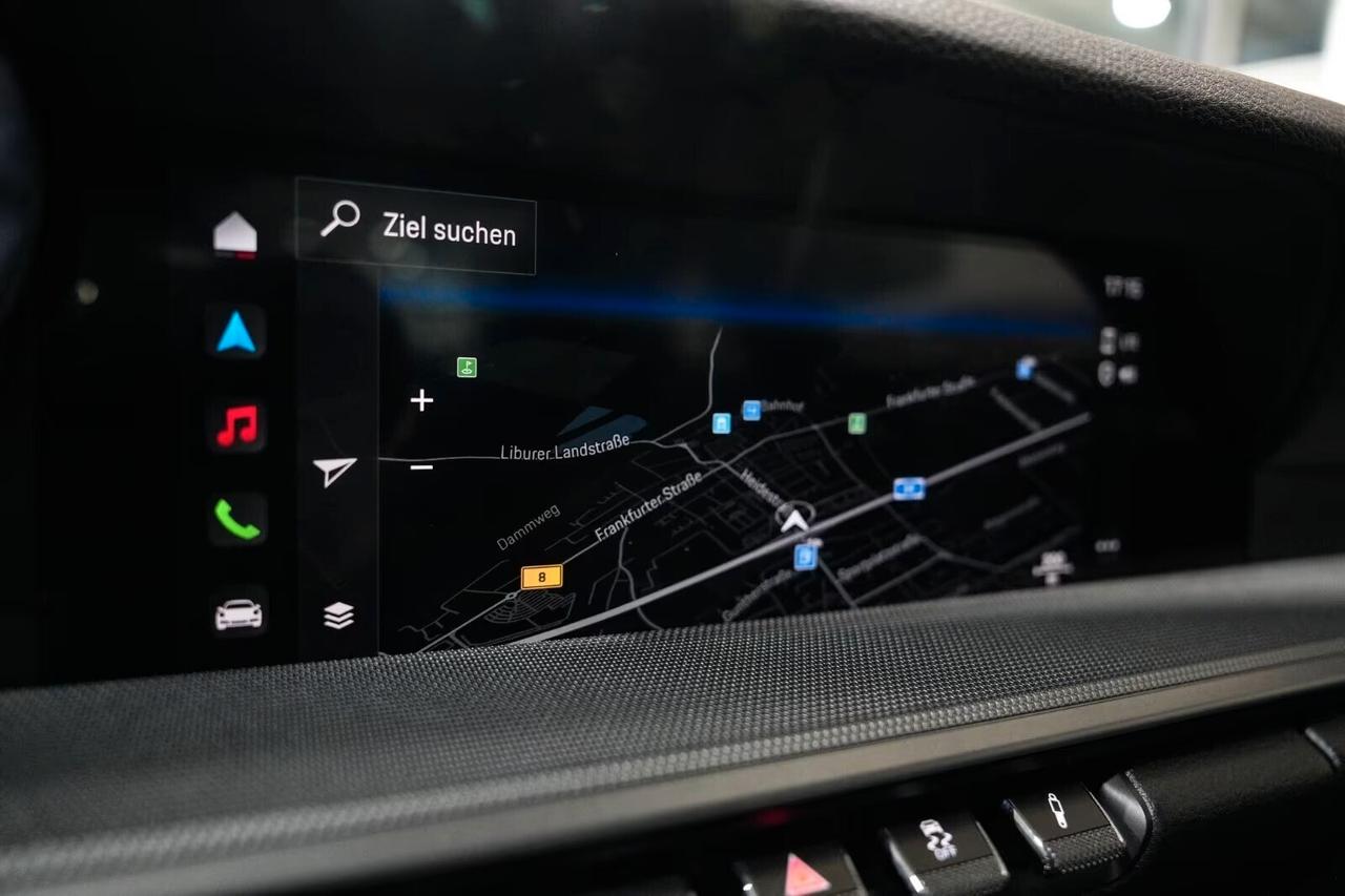 Porsche 992, 911 Coupe 3.0 Carrera auto, sedili sportivi