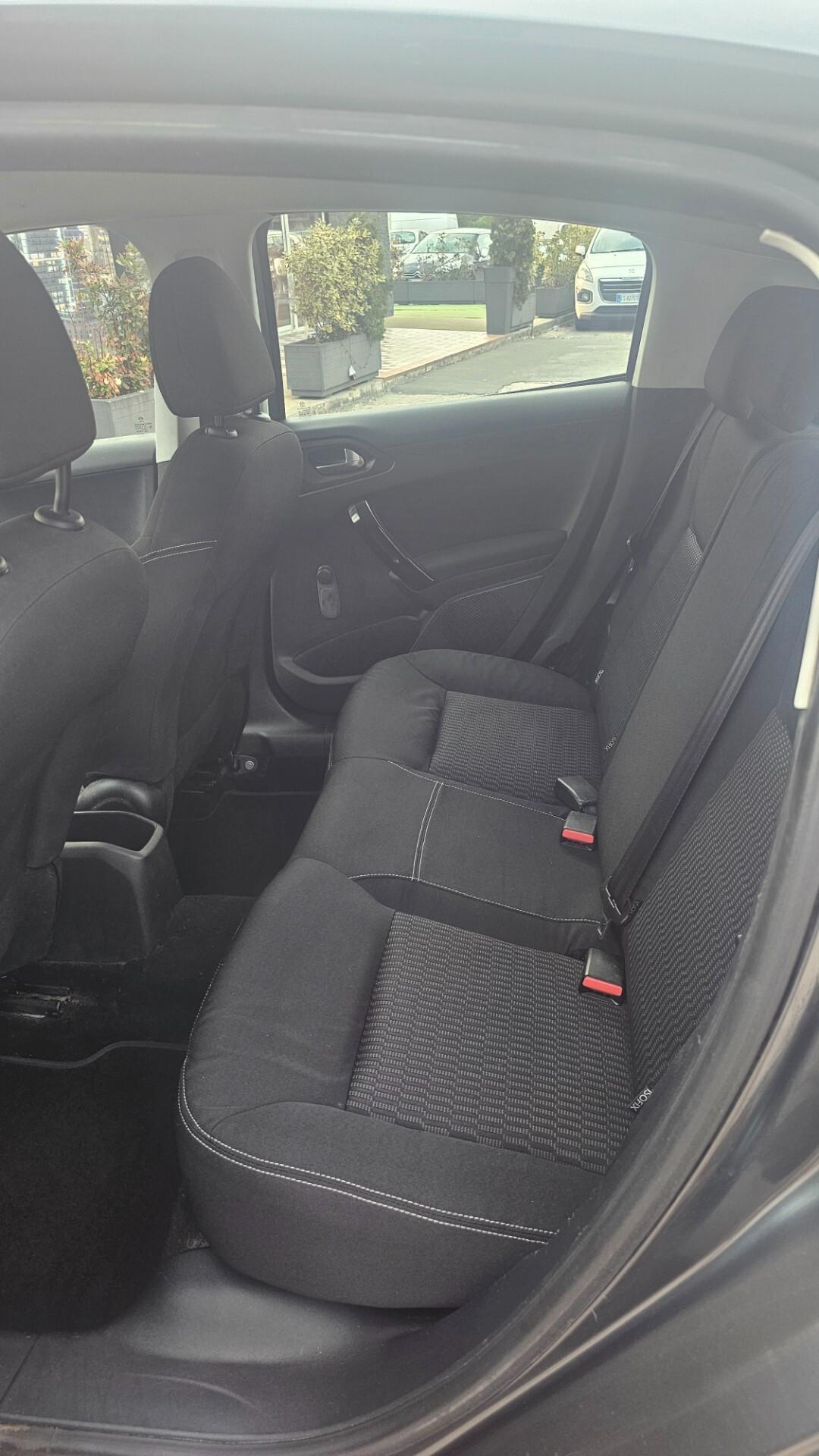 Peugeot 208 1.4 HDi 68 CV 5 porte Allure