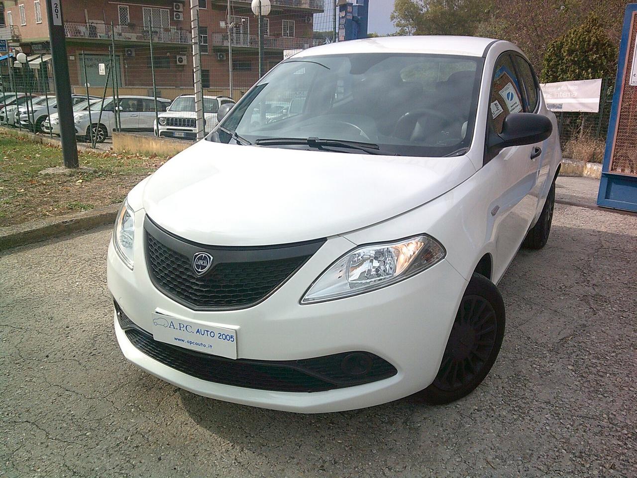 Lancia Ypsilon 1.0 FireFly 5 porte S&S Hybrid Ecochic Silver