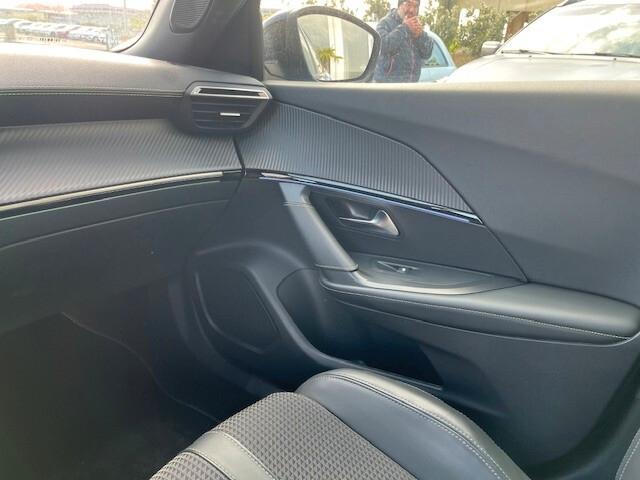 Peugeot 2008 PureTech 130 S&S EAT8 GT