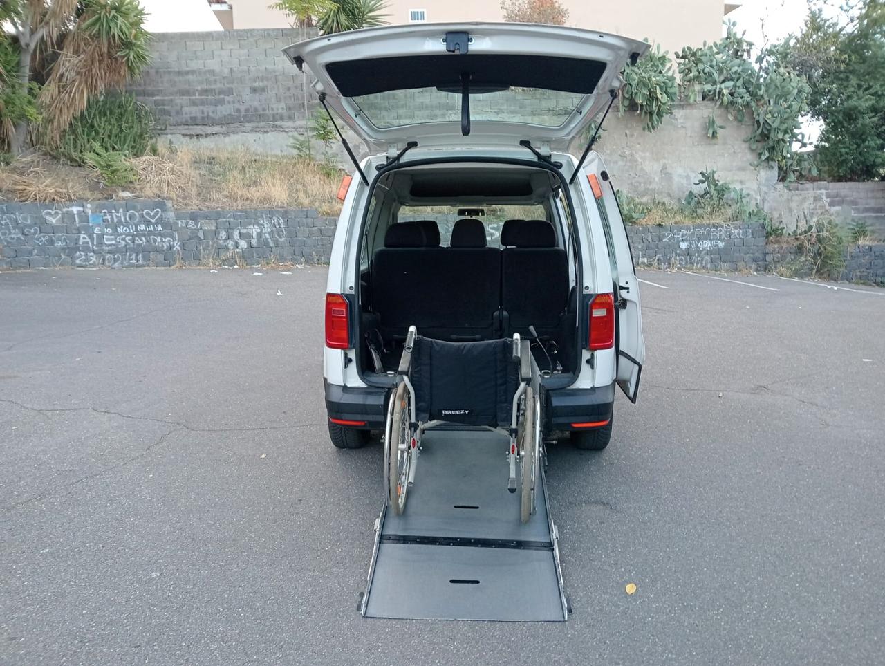 Volkswagen Caddy Pianale ribassato con rampa disabili in carrozzina