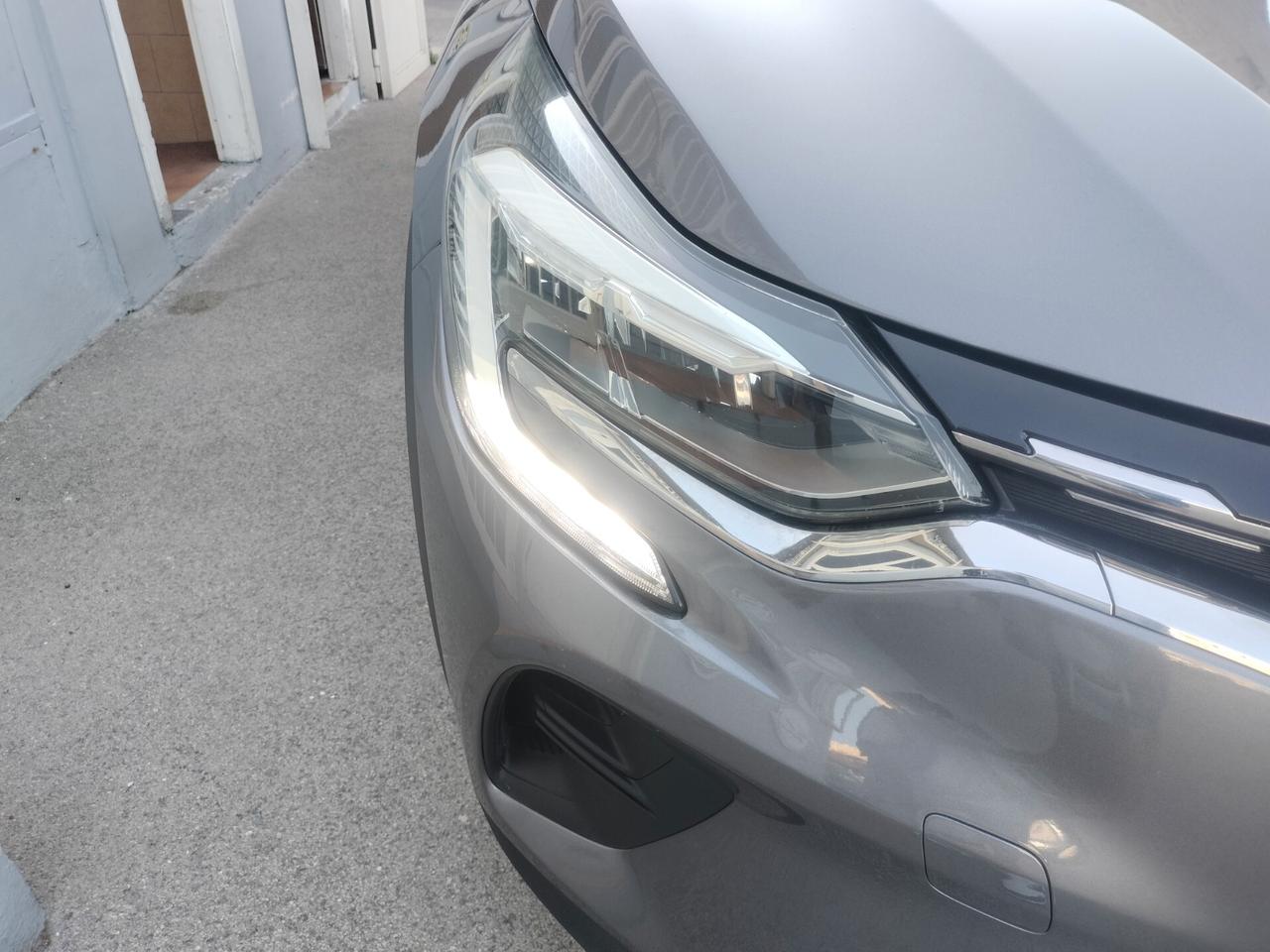 Renault Captur 1.5 DCI 116 C.V. CAMBIO AUTOMATICO NAVIGATORE FARI FULL LED SOLI KM 96230 GARANZIA 12 MESI