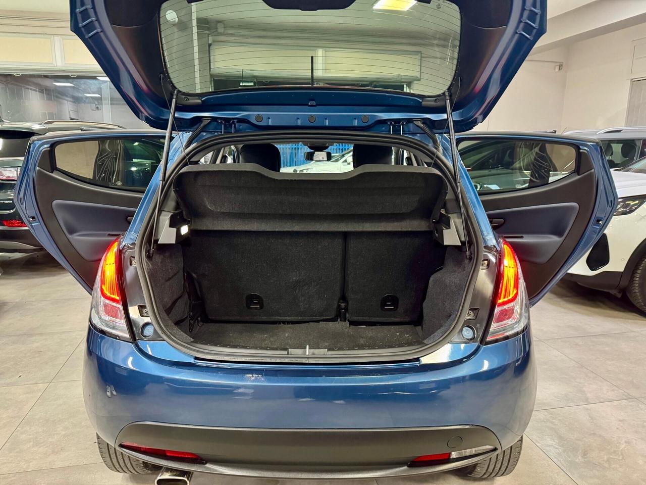 Lancia Ypsilon 1.0 FireFly S&S Hybrid 2023