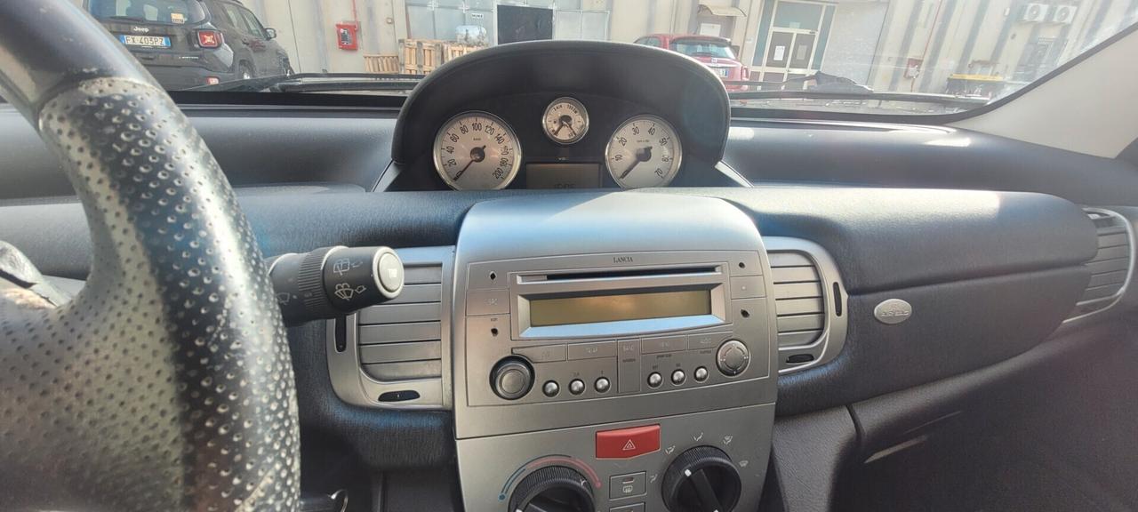 Lancia Ypsilon 1.2 Momo Design