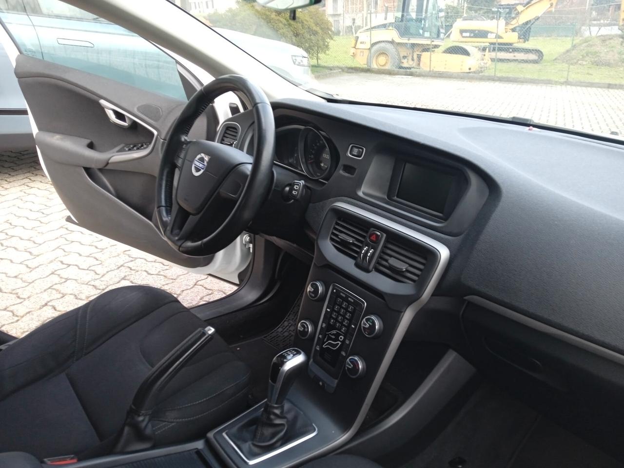 Volvo V40 D2 CERCHI DA 17" CLIMA AUTOMATICO CRUISE CONTROL REGOLARMENTE TAGLIANDATA E DOCUMENTABILE