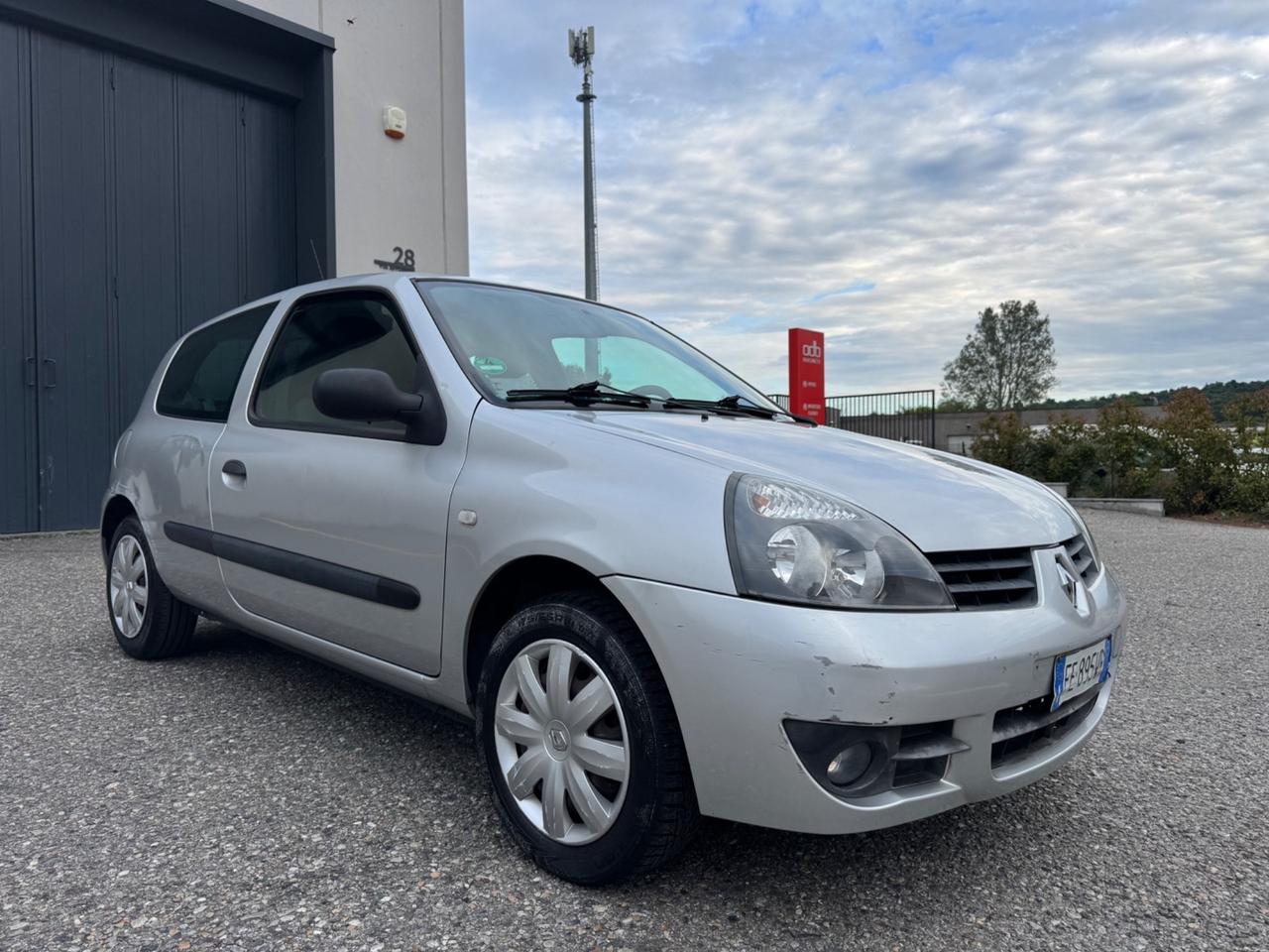 Renault Clio 1.2 16V 3 porte Luxe ideale neopatentati