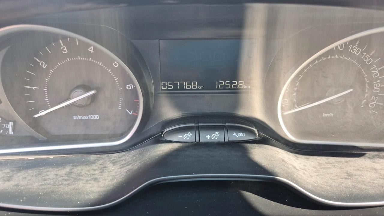 Peugeot 208 PureTech 82 5 porte Black Line