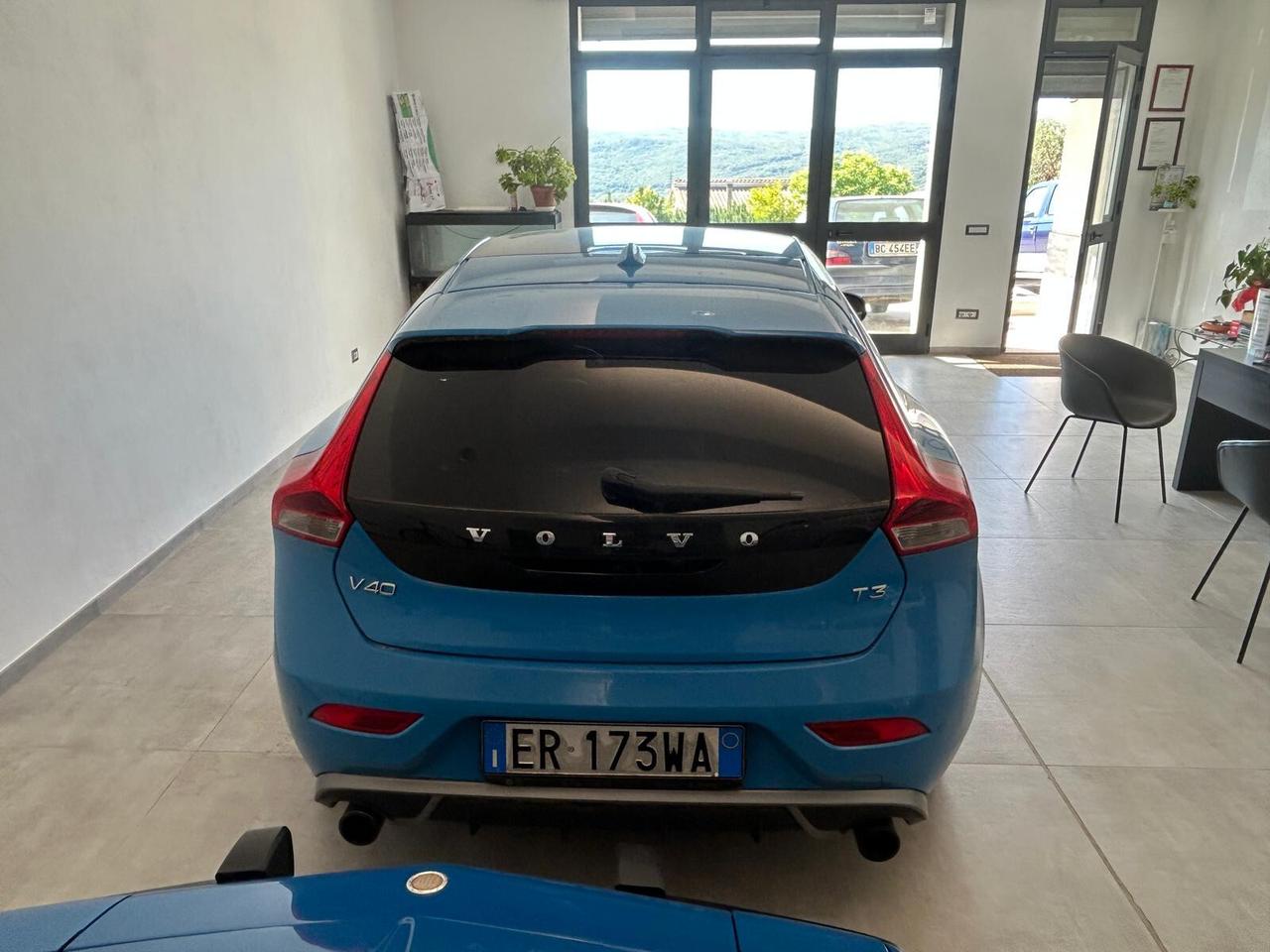 Volvo V40 T3 R-design