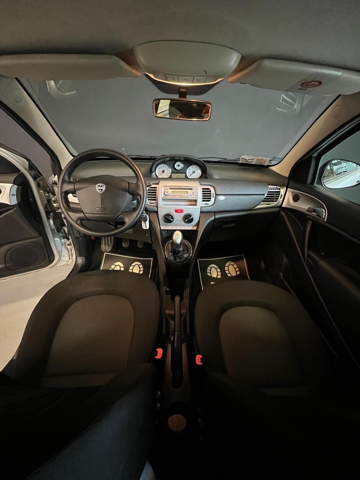 Lancia Ypsilon 1.3 MJT 75 CV Unyca