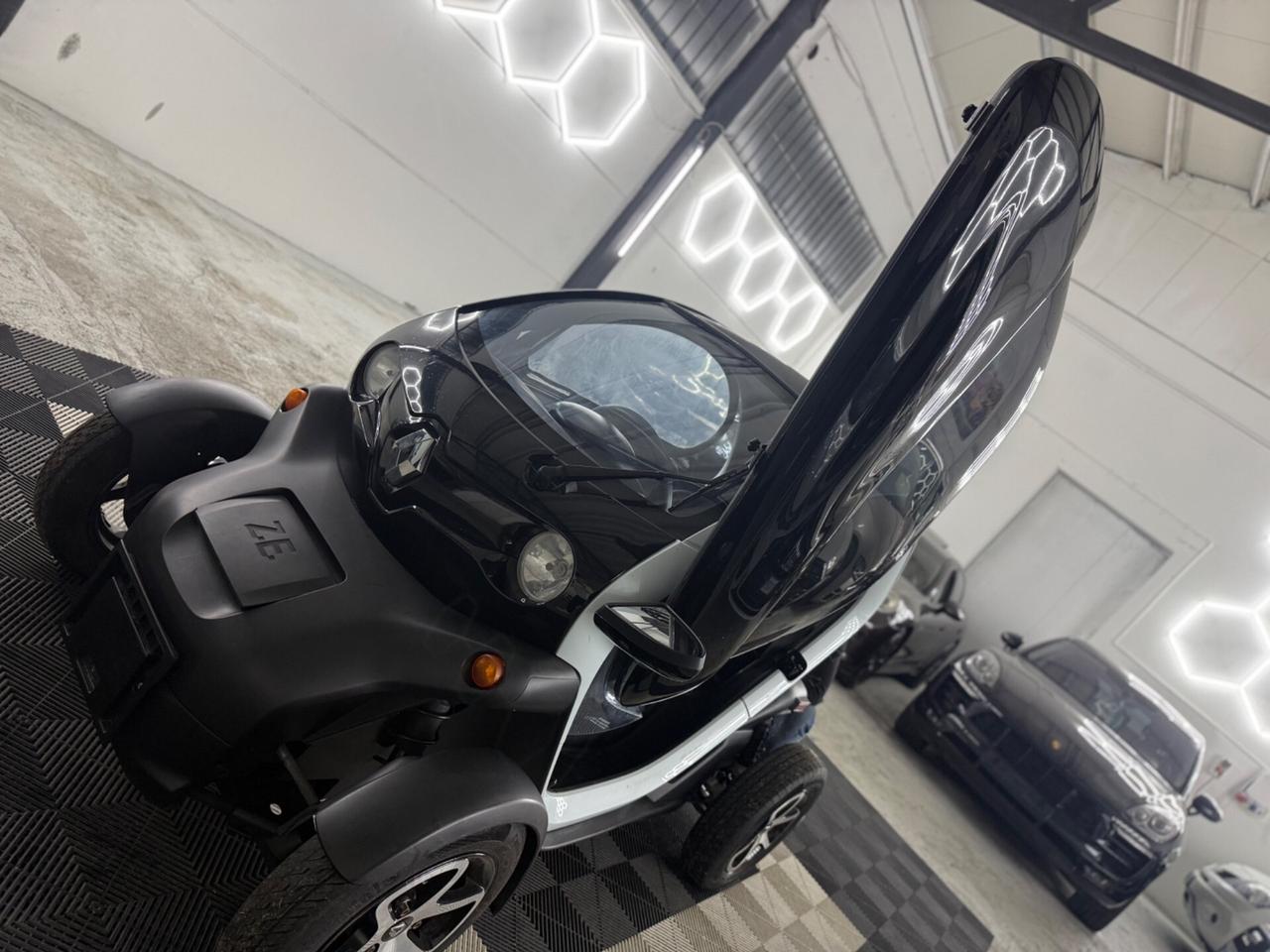 Renault Twizy 45 patente Si guida con AM