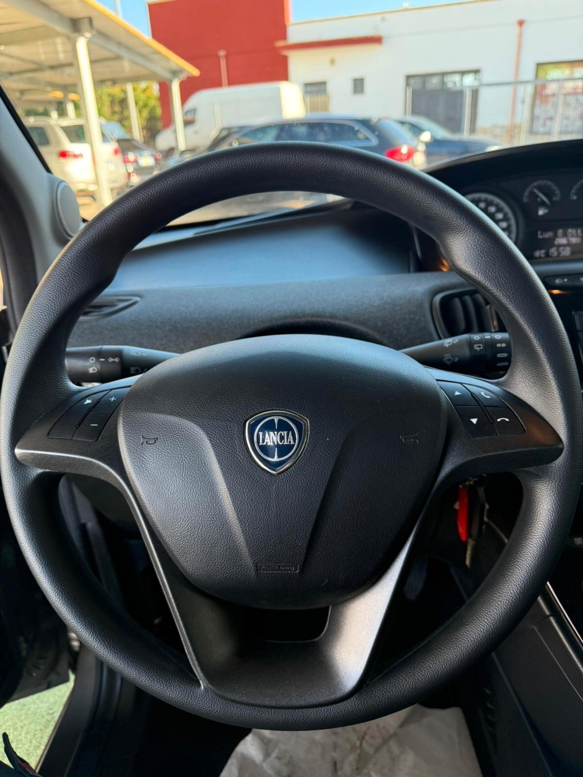 Lancia Ypsilon 1.0 FireFly 5 porte S&S Hybrid Ecochic Silver