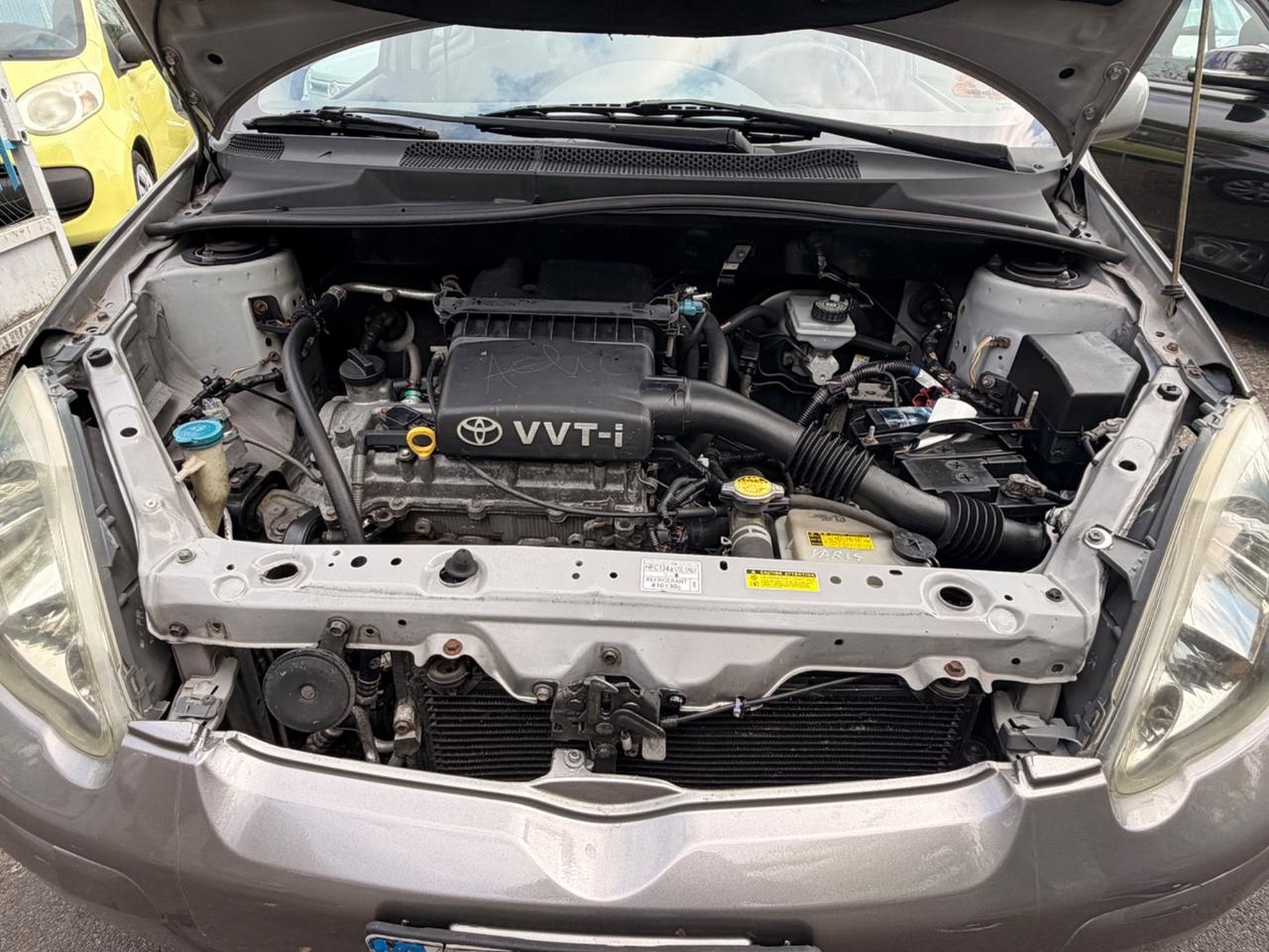 Toyota Yaris 1.0i 16V cat 5 porte Sol