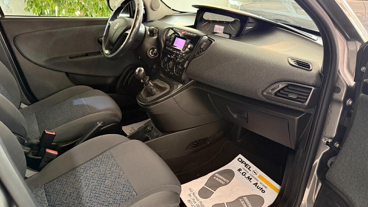 Lancia Ypsilon 1.0 FireFly 5 porte S&S Hybrid Silver