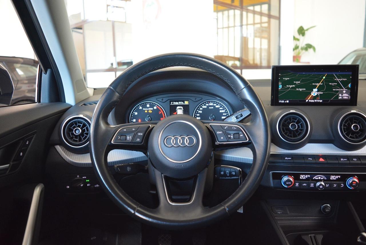 Audi Q2 30 TFSI Business telecamera