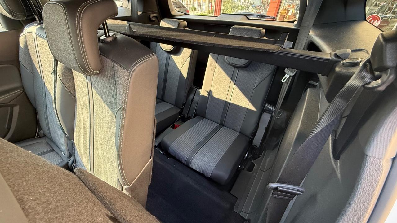 PEUGOET 5008 7 POSTI 2023