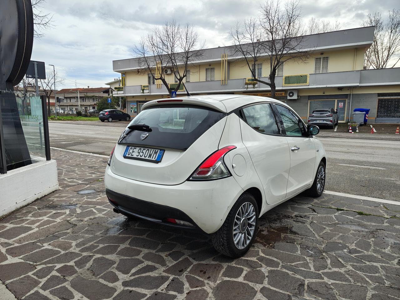 Lancia Ypsilon 1.2 69 CV 5 porte GPL Ecochic Silver