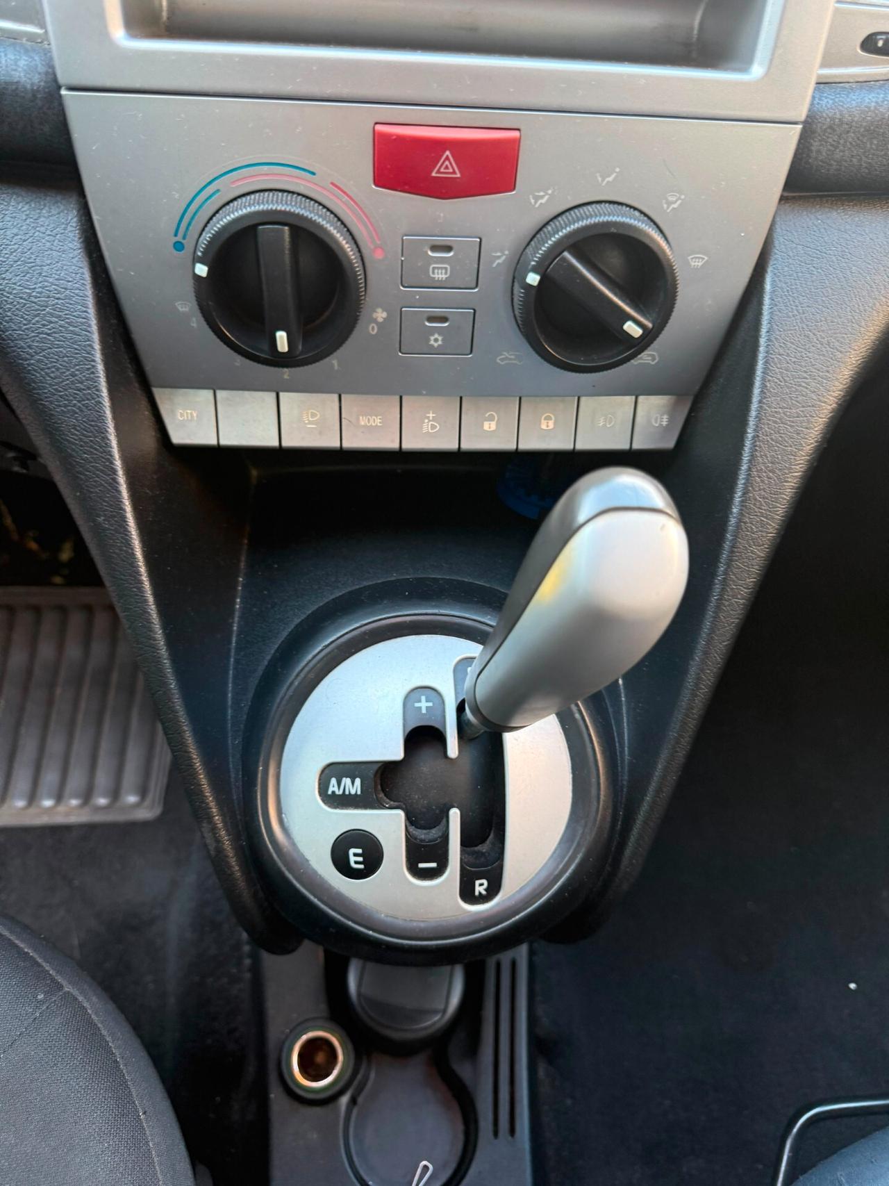 Lancia Ypsilon 1.3 MJT 75 CV Versus