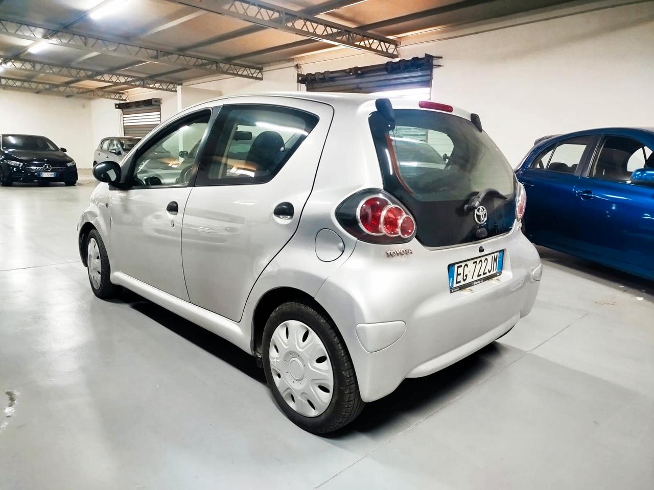 Toyota Aygo 1.0 12V VVT-i 5 porte Lounge MMT PER NEO PATENTATI