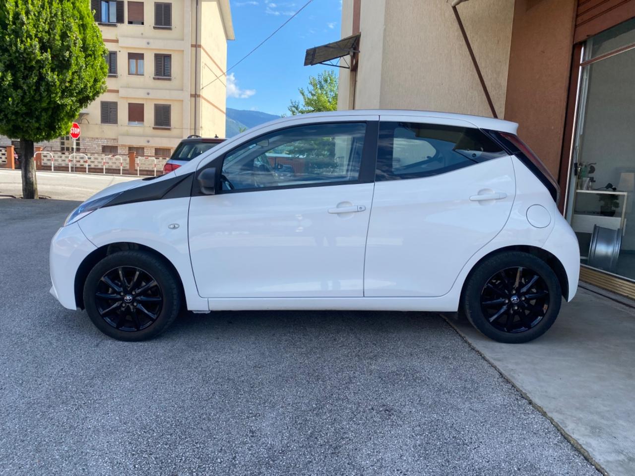 Toyota Aygo 69 CV 5 porte Ok Neopatentati