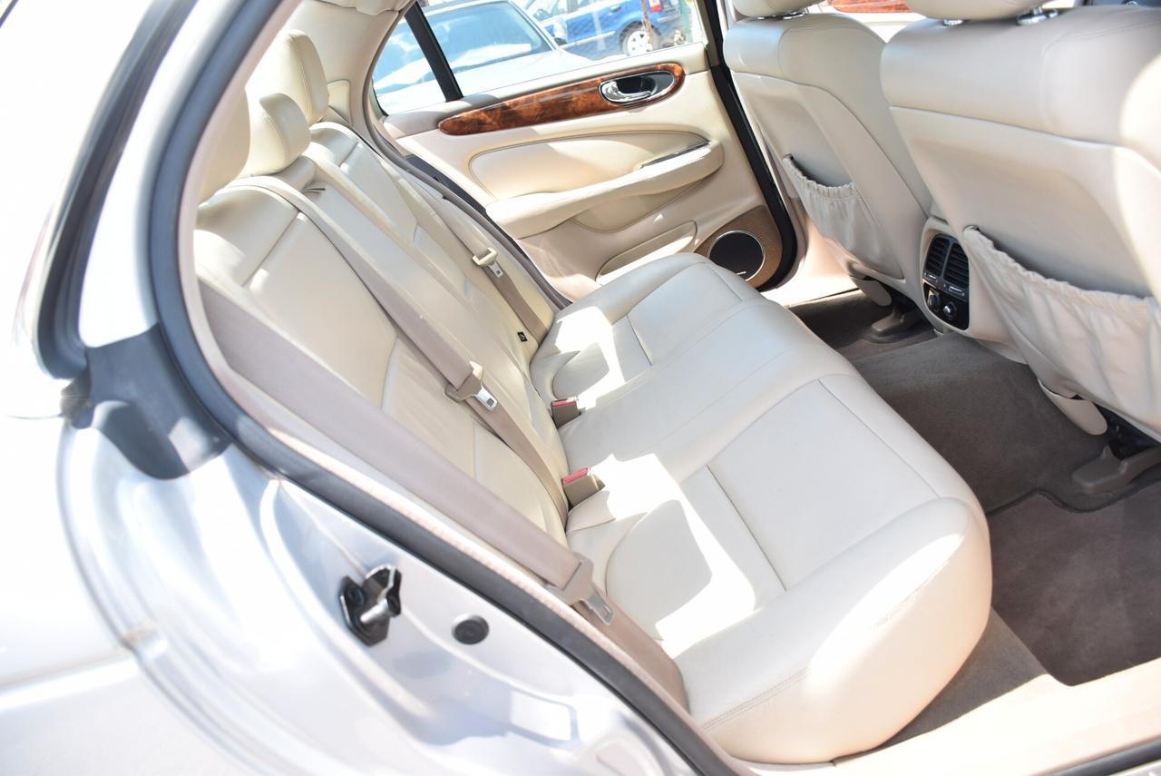 Jaguar XJ 4.2 V8 298CV AUT. NAVI PELLE SENSORI CRUISE BT Executive