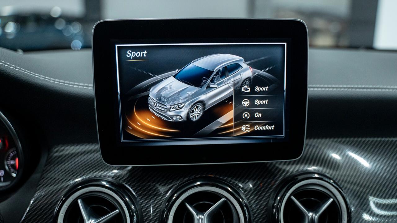 Mercedes-benz GLA 200 D NIGHT EDITION AUTO TETTO CARBONIO NAVI PELLE FULL OPTIONAL