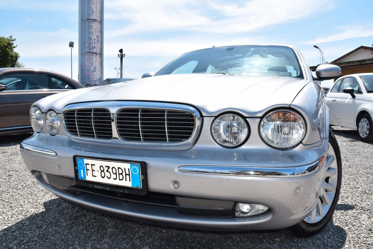 Jaguar XJ 4.2 V8 298CV AUT. NAVI PELLE SENSORI CRUISE BT Executive