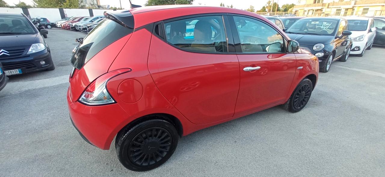 Lancia Ypsilon 1.0 Hybrid