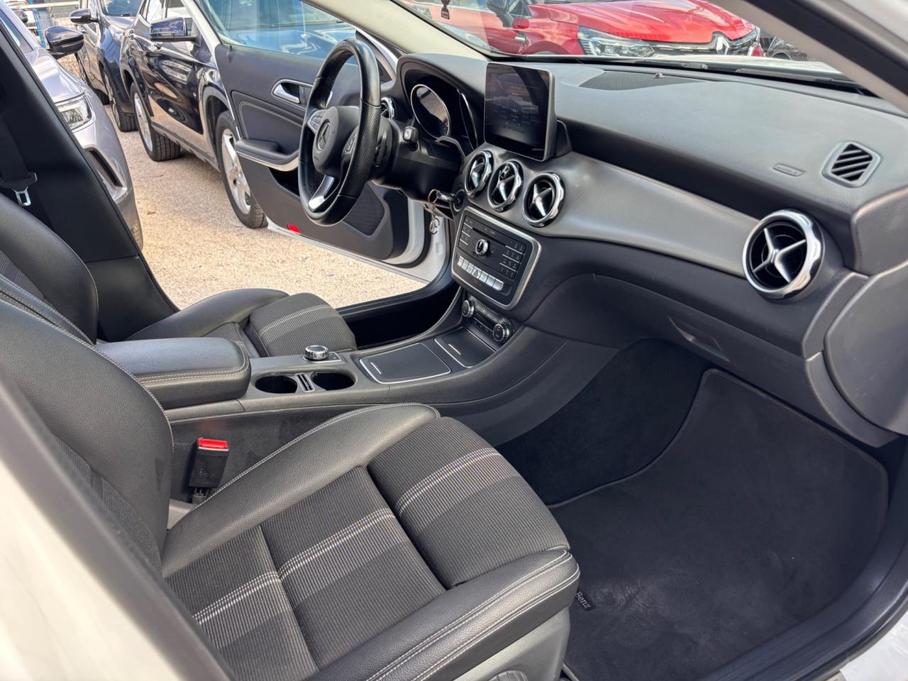 MERCEDES GLA 180 PREMIUM AUTOMATIC BENZINA FULL