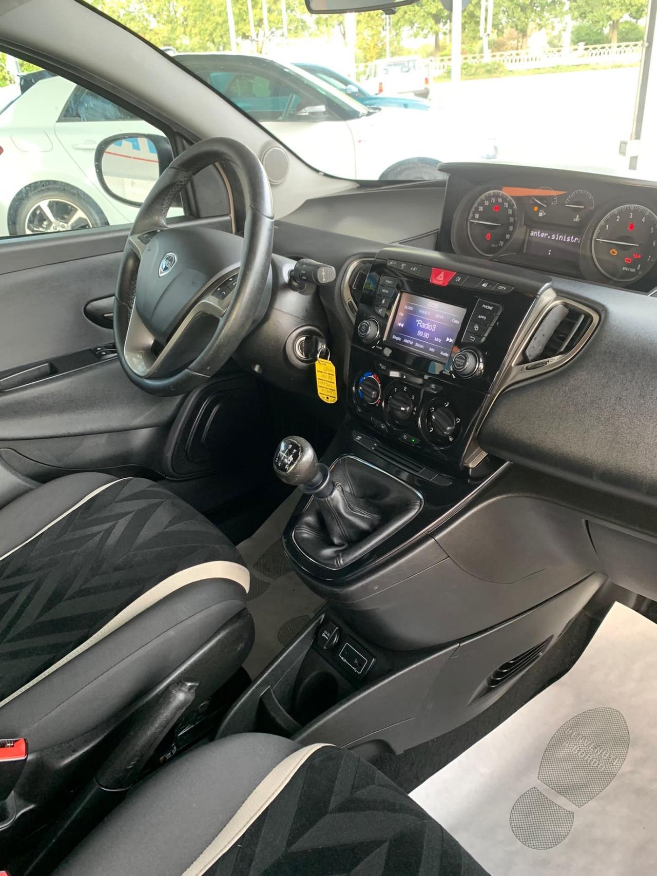 Lancia Ypsilon 1.2 69 CV 5 porte Gold stupenda 5 posti