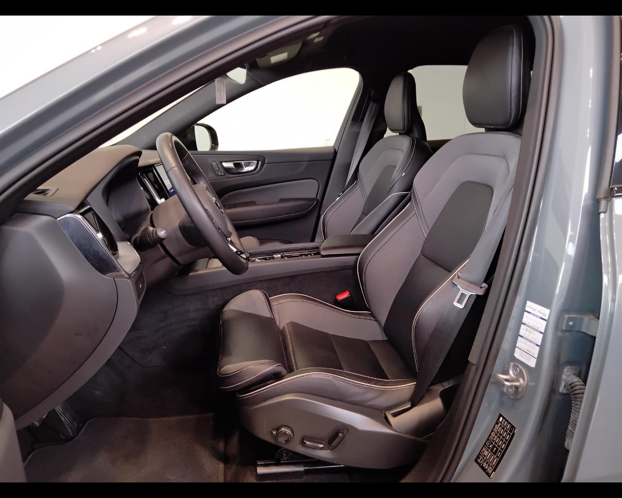 VOLVO XC60 II 2022 - XC60 2.0 b4 Plus Dark auto