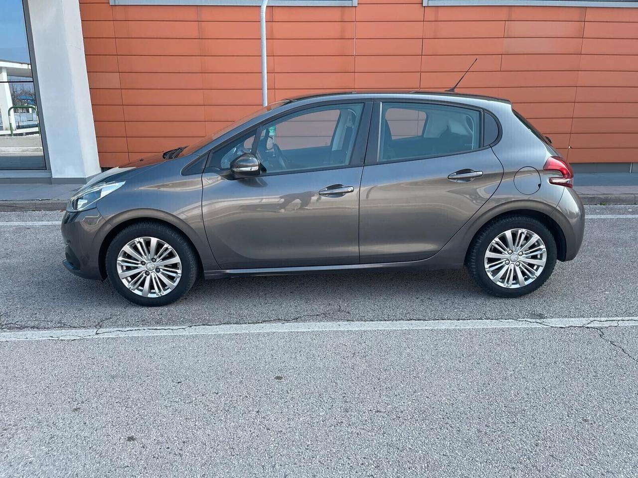 Peugeot 208 1.2 benz 82cv 5 porte - Neopatentati