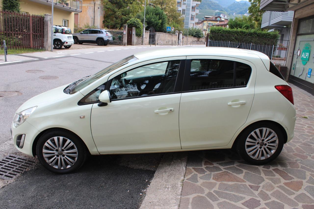 Opel Corsa 1.2 5 porte Cosmo Neopatentati