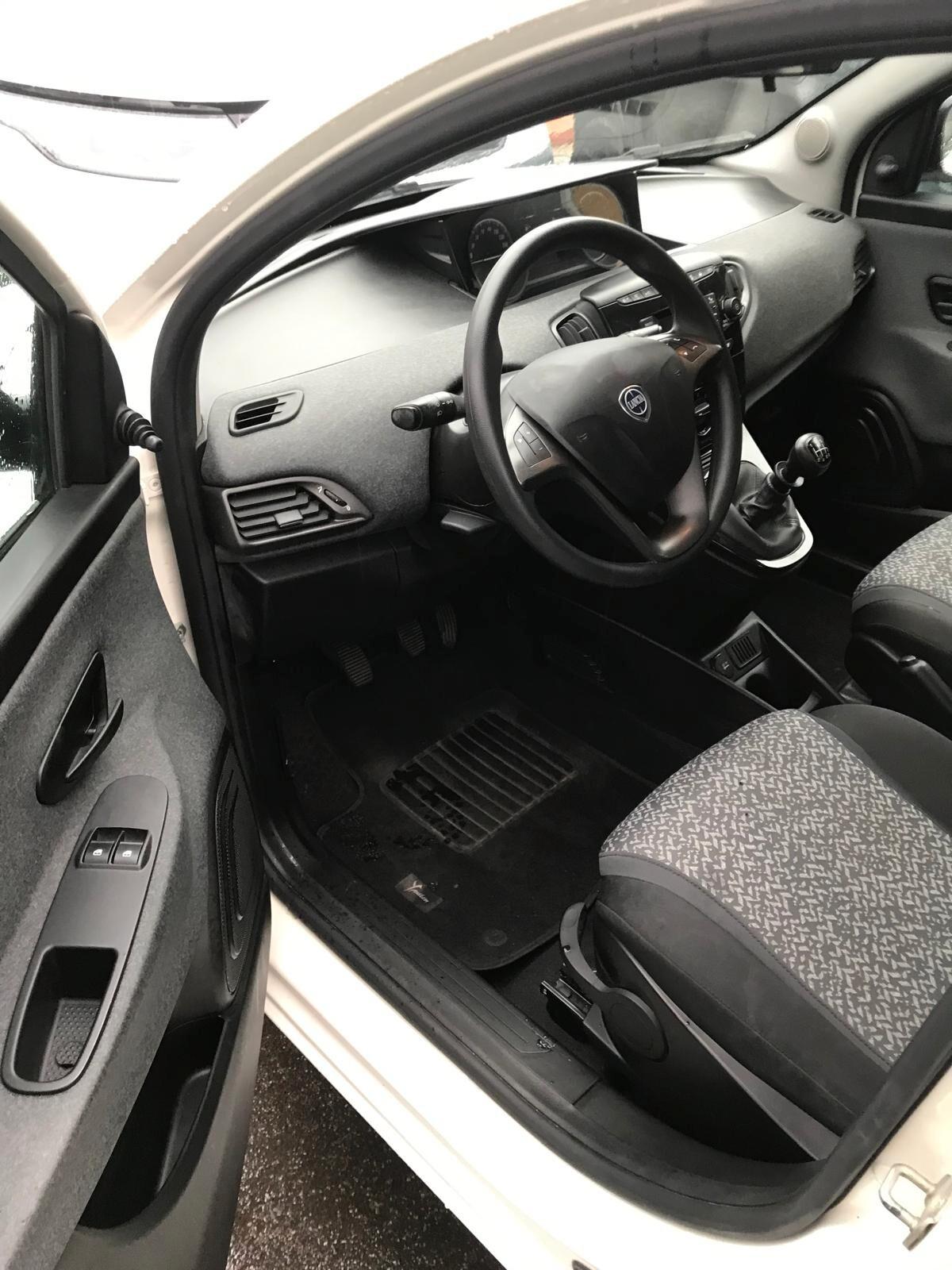 Lancia Ypsilon 1.0 FireFly 5 porte S&S Hybrid Ecochic Silver