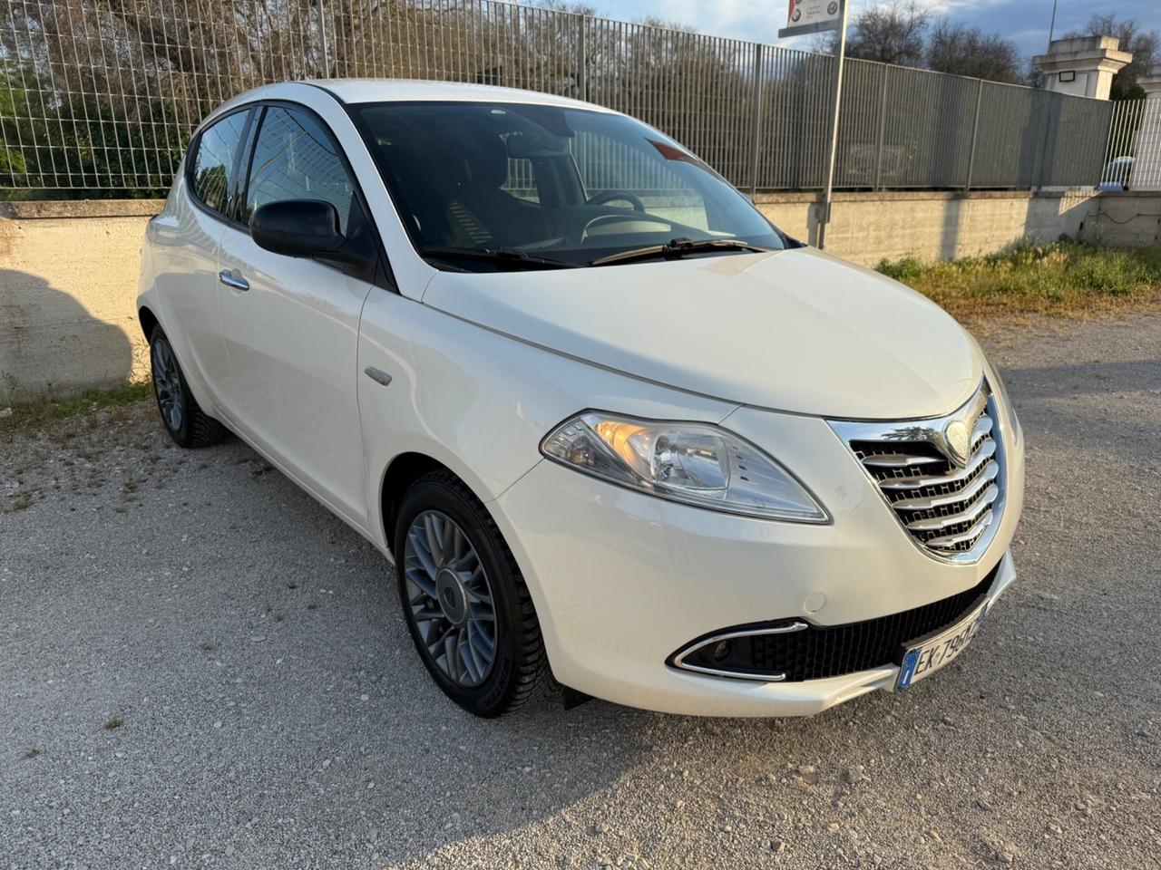 Lancia Ypsilon 1.2 69 CV 5 porte S&S Platinum