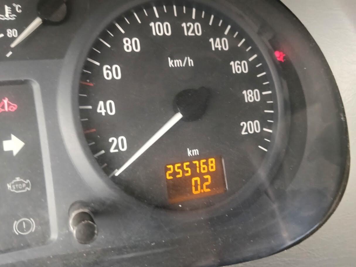 Opel Vivaro 27 1.9 DTI 8 posti + gancio traino