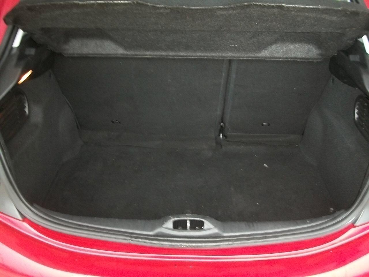 Peugeot 208 PureTech 82 5 porte Active riferimento fp836 CC 1199 EURO 06 KM 62940 TALIANDATI CON NAVI E SEDILI RISCALDATI GARANZIA UN ANNO SI NEOPATENTATI