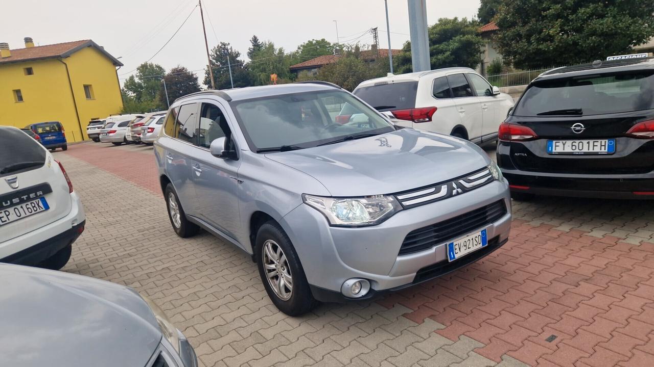 Mitsubishi Outlander 2.2 DI-D 4x4 full automatico