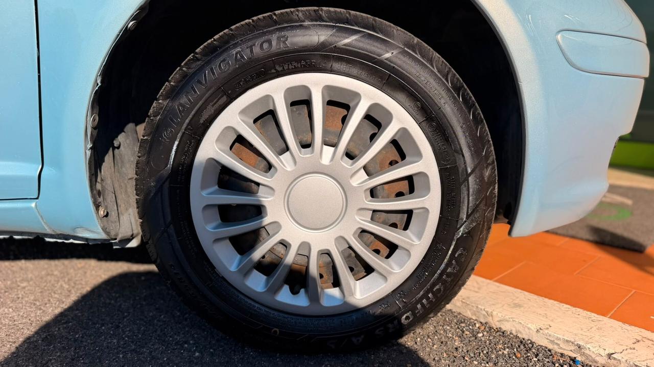 Toyota Yaris 1.0i 16V cat 5 porte Sol