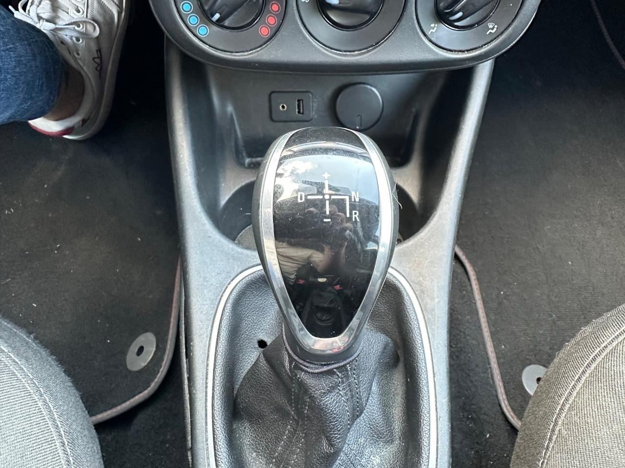 Opel Corsa 1.4 90CV automatica 5 porte b-Color