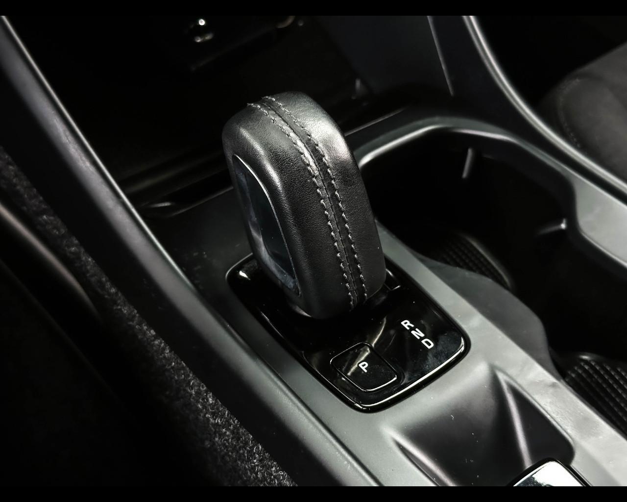 VOLVO XC40 (2017-->) - XC40 T2 Geartronic Momentum