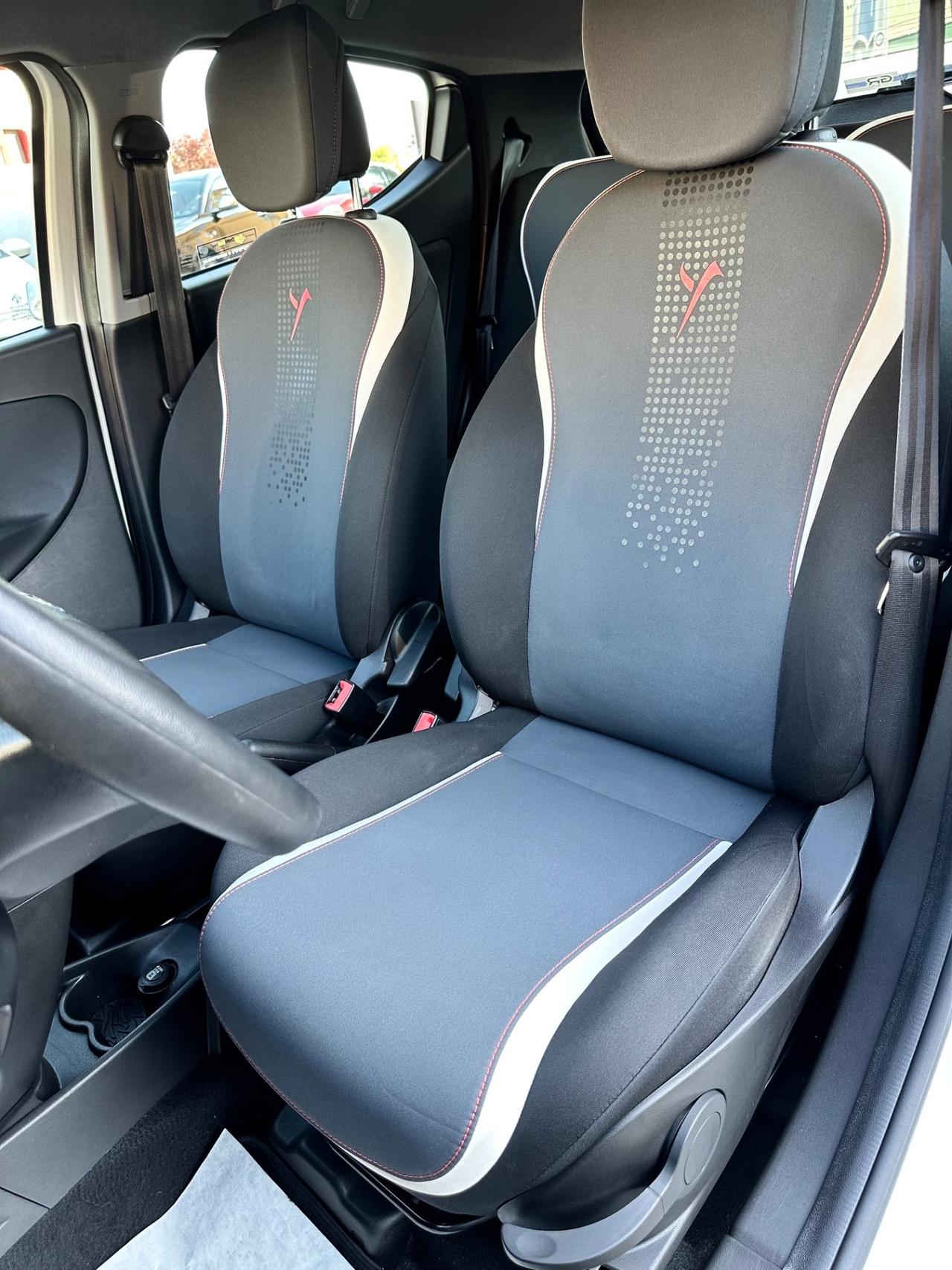 Lancia Ypsilon 1.2bz 69Cv 5P - Neopatentati
