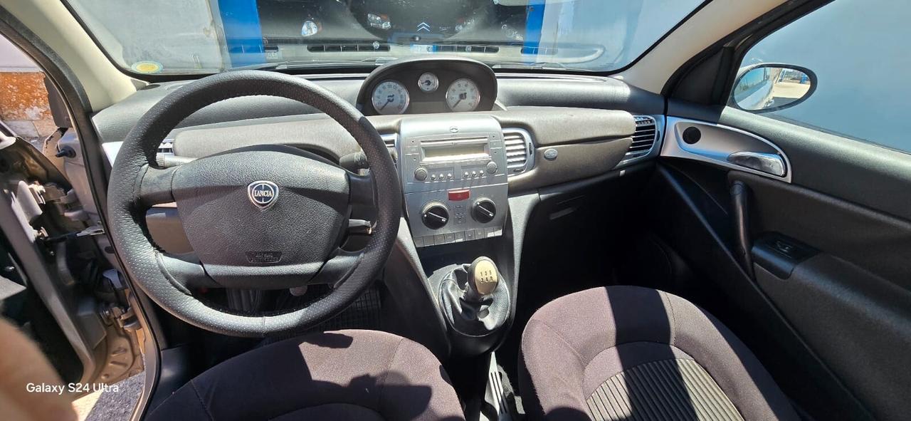 Lancia Ypsilon 1.3 MJT 75 CV Versus